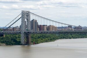 Vue imprenable sur le pont George Washington enjambant la rivière Hudson avec le paysage urbain de Manhattan en toile de fond.
